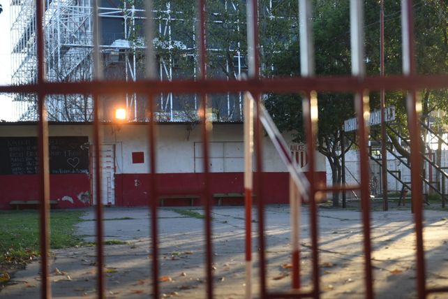 Vecinos de barrio Tablada piden la intervención de un club tomado