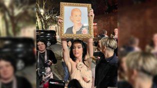 Katy Perry posó con un cuadro de Evita y sorprendió a sus fans