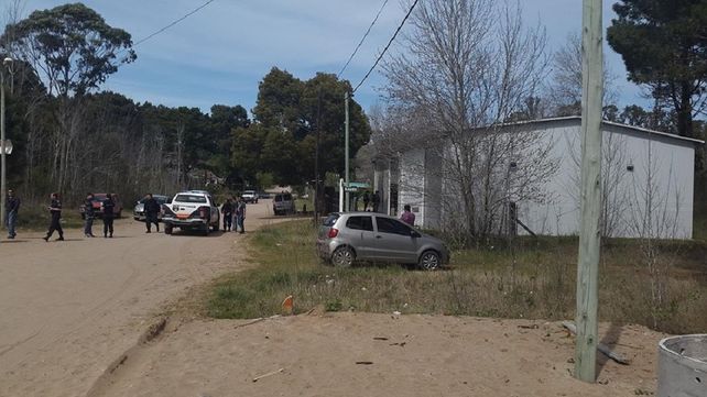 La costa. Los efectivos en el lugar donde alzaron el cuerpo del niño muerto.