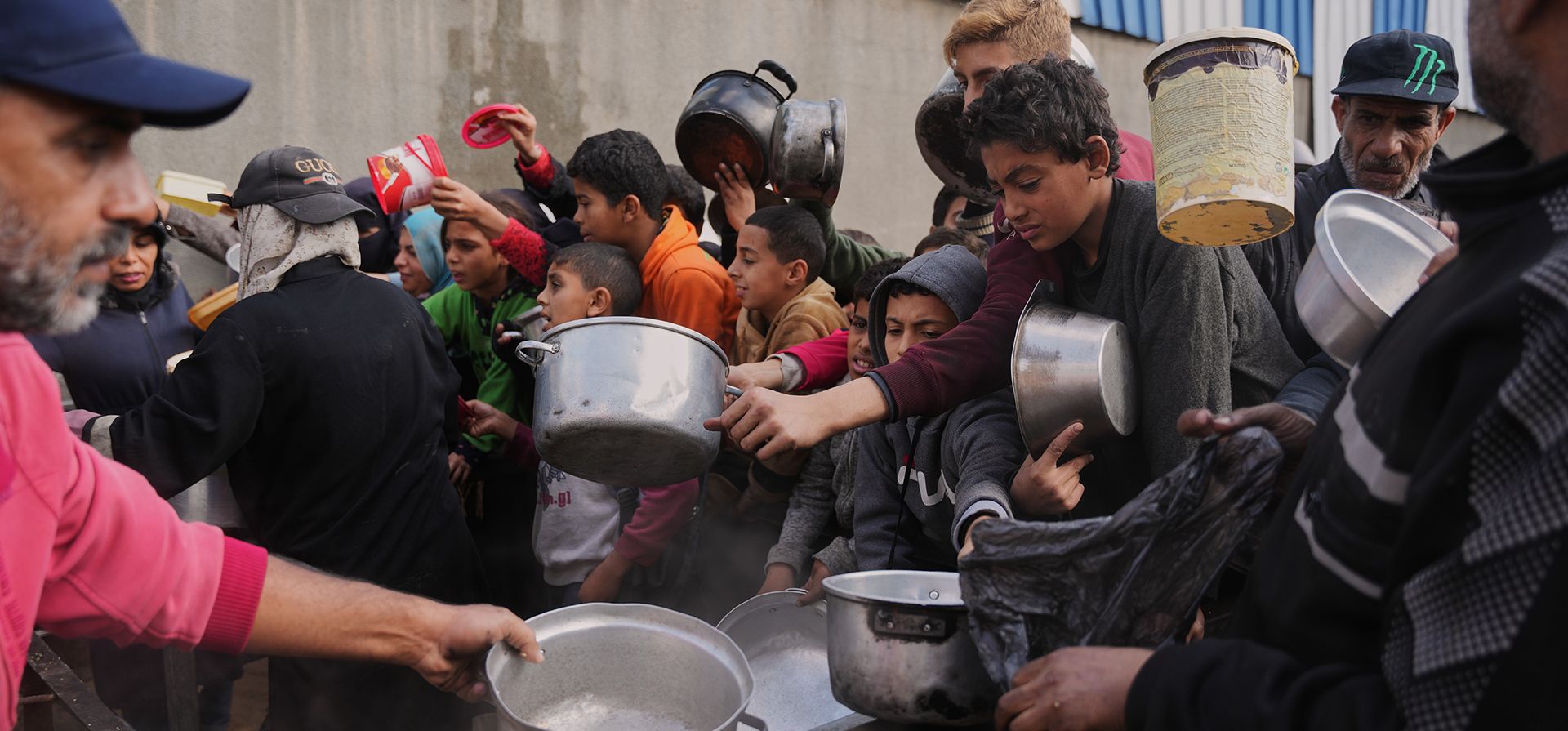 Palestinos luchan por recibir alimentos donados en un comedor comunitario en Nuseirat, en el centro de la Franja de Gaza, el miércoles 17 de diciembre de 2025. (Foto AP/Abdel Kareem Hana) Palestinos luchan por recibir alimentos donados en un comedor comunitario en Nuseirat, en el centro de la Franja de Gaza, el miércoles 17 de diciembre de 2025. (Foto AP/Abdel Kareem Hana)