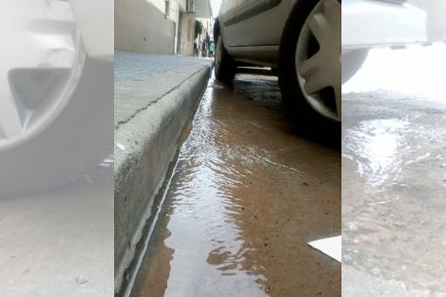 Vecinos de barrio Sur denuncian una pérdida de agua desde hace varios días