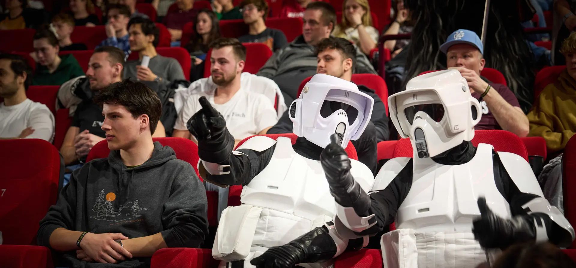 Participantes vestidos como los personajes de Star Wars  en un cine en La Haya, donde se muestran las nueve partes oficiales de la serie Star Wars. Fotografía: Phil Nijhuis/EPA