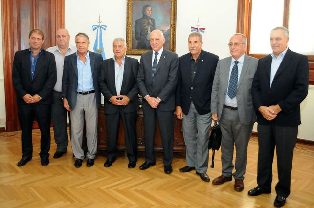 Bonfatti en la reunión con los presidentes de los clubes santafesinos que participan en la primera división del fútbol argentino.