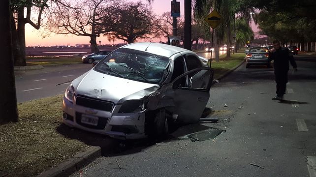 Así quedó el auto sobre el cantero central de la Costanera