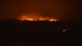 Las llamas ardiendo este martes en las islas de Santa Fe.&nbsp;