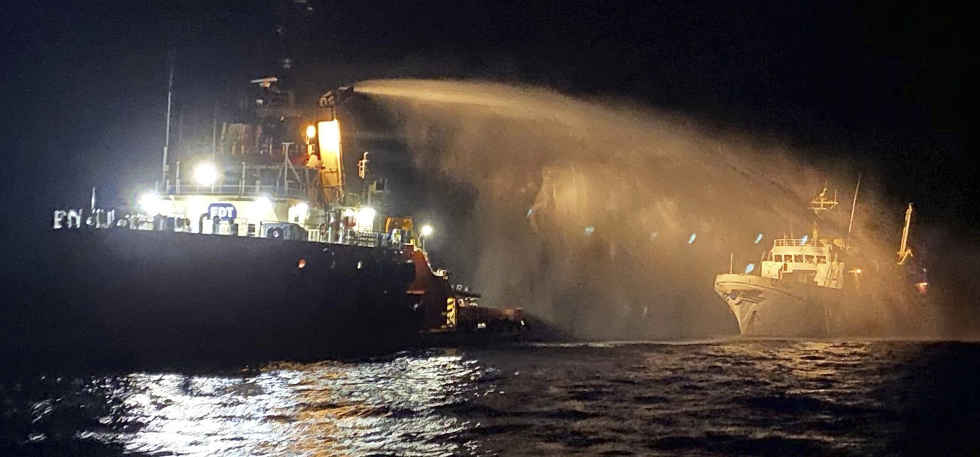 Un remolcador con equipo de extinción de incendios, contactado por los servicios de tránsito marítimo de Malta, ayuda a controlar un incendio en el casco del buque Conscience en aguas internacionales del mar Mediterráneo, el 2 de mayo de 2025. (Servicios de Tránsito Marítimo de Malta vía AP) Un remolcador con equipo de extinción de incendios, contactado por los servicios de tránsito marítimo de Malta, ayuda a controlar un incendio en el casco del buque Conscience en aguas internacionales del mar Mediterráneo, el 2 de mayo de 2025. (Servicios de Tránsito Marítimo de Malta vía AP)