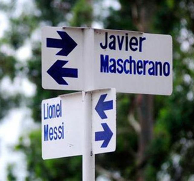 Las calles de un barrio de El Chañar quiso rendirle homenaje a los subcampeones mundiales.