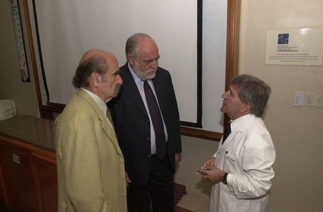Alerta de la OMS para la erradicación de las hepatitis. Año 2005, reunión en la UNR de los doctores Oscar Fay, Juan Héctor Silvestre Begnis y Hugo Tanno. 