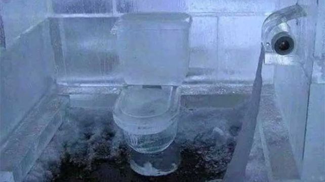La ola polar dejó la Patagonia cubierta de nieve y algunos problemas domésticos: se congeló el agua de un inodoro.
