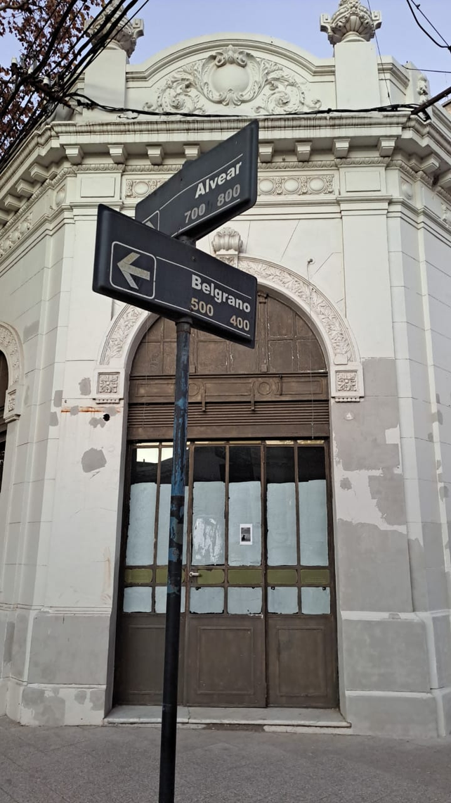 En la histórica esquina de Belgrano y Alvear funcionará, tras muchos meses de estar cerrado el local, una farmacia, cosmética y regalería. 