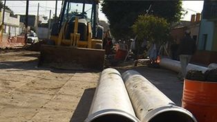 Se extiende la red cloacal en barrio Schneider