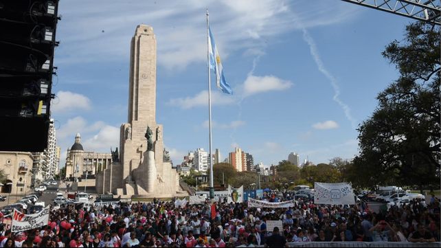 Multitudinaria protesta frente al Monumento contra los recortes en discapacidad