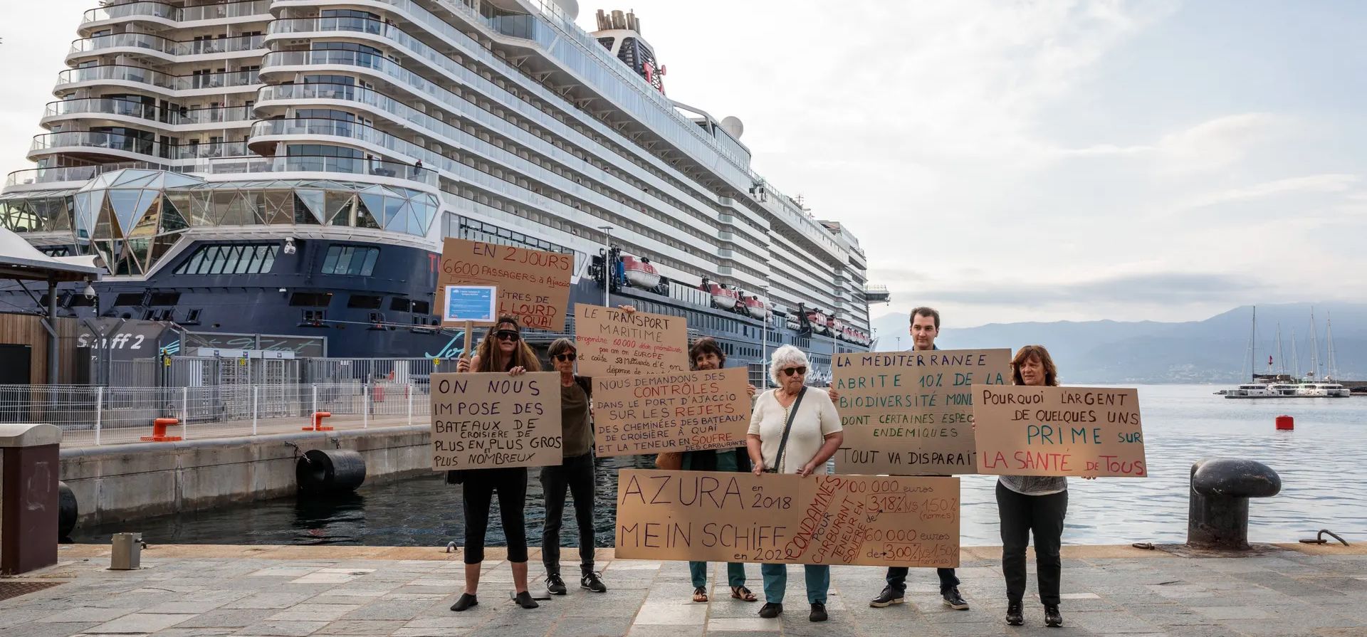 Ajaccio, Francia. Activistas del colectivo Stop Ajaccio Cruises se reúnen para protestar contra la llegada de dos barcos a Córcega. Fotografía: Fanny Hamard/Sipa/Shutterstock Ajaccio, Francia. Activistas del colectivo Stop Ajaccio Cruises se reúnen para protestar contra la llegada de dos barcos a Córcega. Fotografía: Fanny Hamard/Sipa/Shutterstock