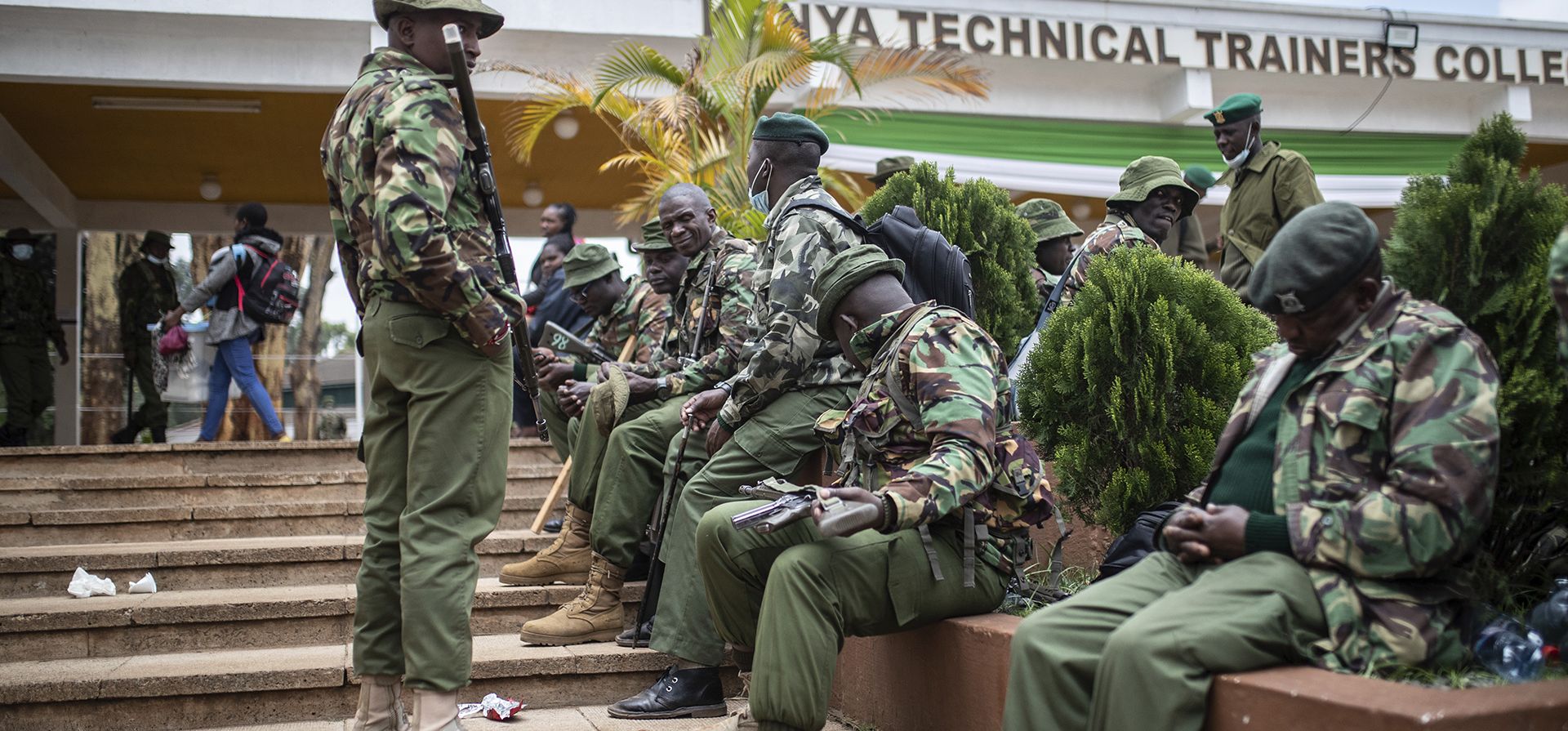 Las fuerzas de seguridad se reúnen en un centro de recolección y conteo en Nairobi, Kenia, el miércoles 10 de agosto de 2022. Los kenianos esperan los resultados de una elección presidencial reñida pero tranquila en la que la participación fue menor de lo habitual.