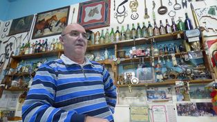 Oficio. Berto Sotto, el hombre detrás del mostrador, y amigo de todos.