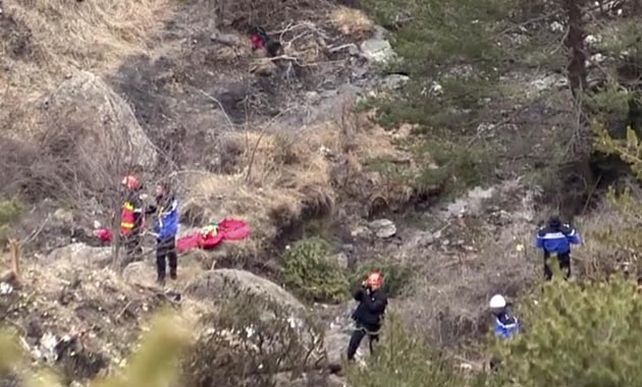 Las tareas de búsqueda de los restos del avión y de los cuerpos de las víctimas demandarán varios días. (Foto: AFP)