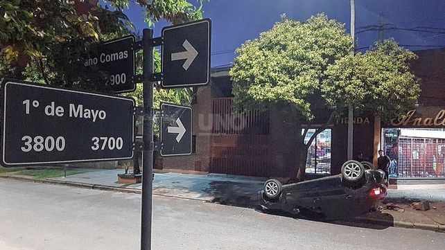 El vuelco ocurrió en las primeras horas del miércoles en barrio Mariano Comas.&nbsp;