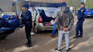 Qué explicación dio el hombre que manejó casi 200 km con su hija en el baúl
