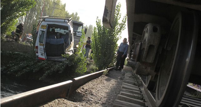 Un tren arroll&oacute; a un transporte escolar en R&iacute;o Negro aunque s&oacute;lo hubo heridos leves