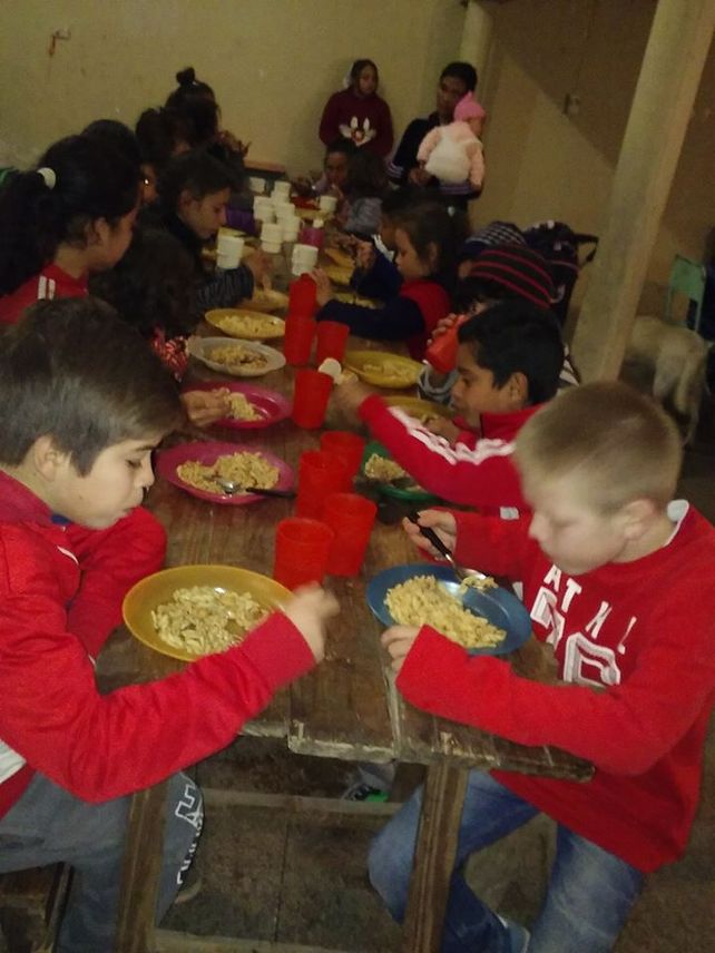 Demanda. Son cada vez más los chicos que concurren a diario a buscar un plato de comida.