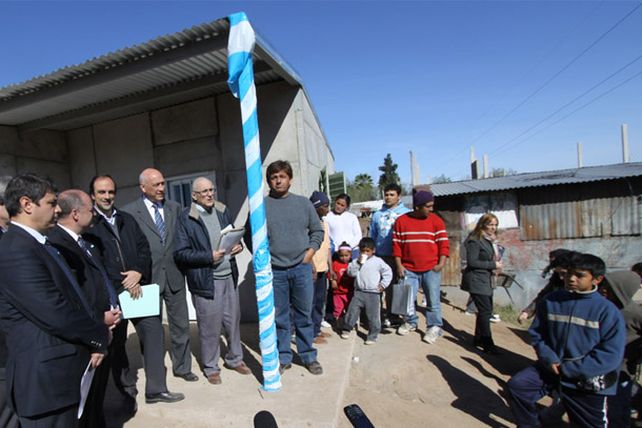 Corral y Bonfatti recorrieron la construcción de viviendas junto a Los Sin Techo