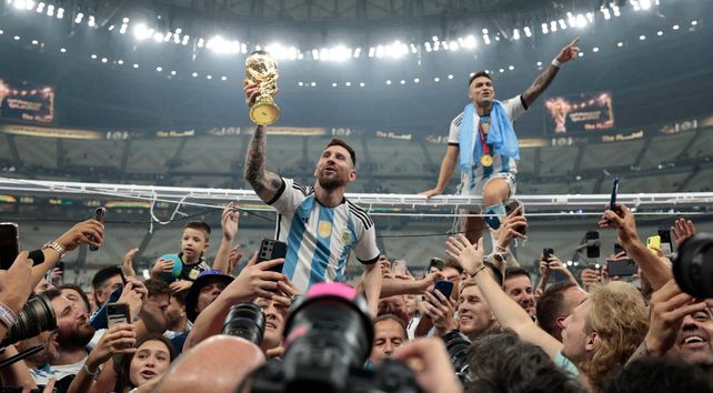 El momento soñado. Messi levantando la Copa del Mundo.