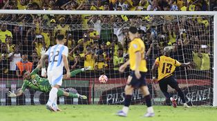 La derrota de la selección argentina ante Ecuador puso fin a su liderazgo del ranking mundial. (Foto AP/Patricio Terán)