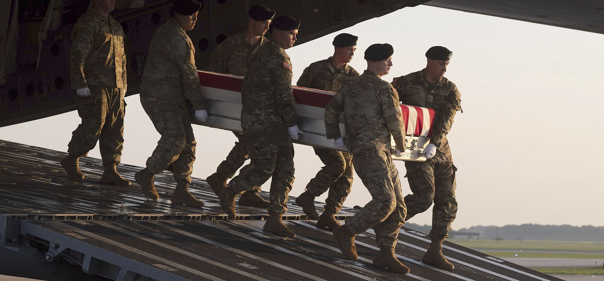 Un equipo de transporte del Ejército traslada una caja de transferencia con los restos del Sargento Mayor del Ejército Saúl González, de Pullman, Michigan, el martes 24 de junio de 2025, en la Base Aérea Dover, Delaware. González sirvió en la 101.ª División Aerotransportada. (Foto AP/Cliff Owen) Un equipo de transporte del Ejército traslada una caja de transferencia con los restos del Sargento Mayor del Ejército Saúl González, de Pullman, Michigan, el martes 24 de junio de 2025, en la Base Aérea Dover, Delaware. González sirvió en la 101.ª División Aerotransportada. (Foto AP/Cliff Owen)