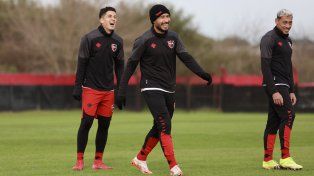 Los jugadores de Newells distendidos en un entrenamiento. Hoy tendrán un amistoso a puertas cerradas.