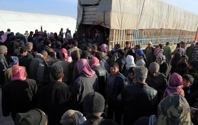 Miles de refugiados están estacionados en la ciudad siria de Azaz