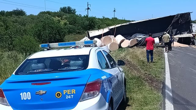 Un camión mordió la baquina despistó y volcó hacia la izquierda y dejó caer las bobinas de papel que transportaba en la traza de la ruta 12
