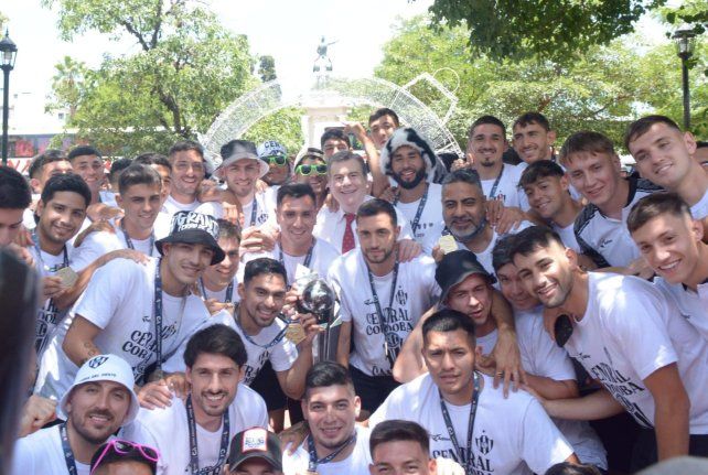 Central Córdoda y su llegada a la casa de Gobierno en Santiago del Estero.