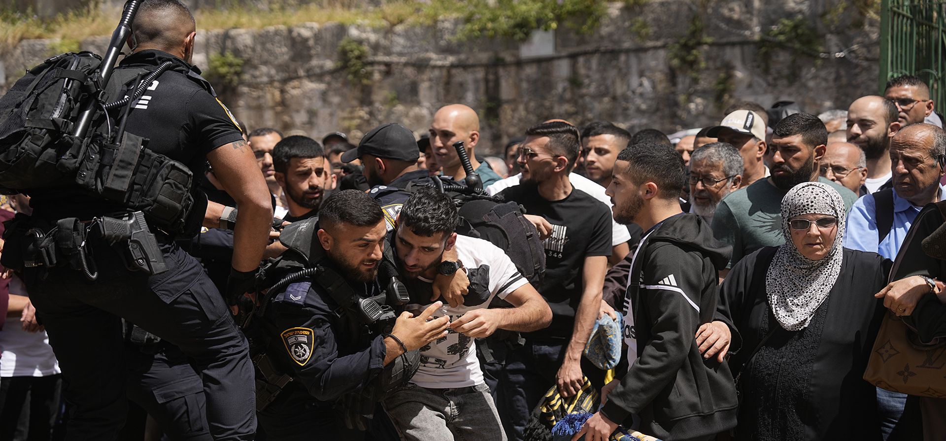 Un oficial de policía israelí detiene a un fiel musulmán afuera del recinto de la Mezquita de Al-Aqsa para las últimas oraciones del viernes del mes sagrado musulmán del Ramadán, en la Ciudad Vieja de Jerusalén, el viernes 5 de abril de 2024. (Foto AP/Ohad Zwigenberg) Un oficial de policía israelí detiene a un fiel musulmán afuera del recinto de la Mezquita de Al-Aqsa para las últimas oraciones del viernes del mes sagrado musulmán del Ramadán, en la Ciudad Vieja de Jerusalén, el viernes 5 de abril de 2024. (Foto AP/Ohad Zwigenberg)