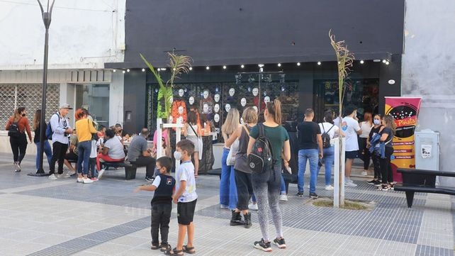Fiesta de Disfraces: disfraces en los comercios y mural para recibir a los visitantes