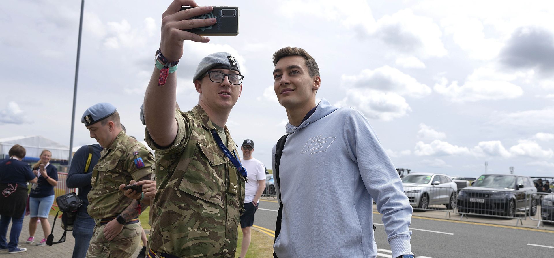 El piloto de Mercedes, George Russell, de Gran Bretaña, posa para una foto cuando llega a la pista de carreras de Silverstone, en Silverstone, el jueves 30 de junio de 2022. El Gran Premio de F1 de Gran Bretaña se lleva a cabo el domingo 3 de julio de 2022. 