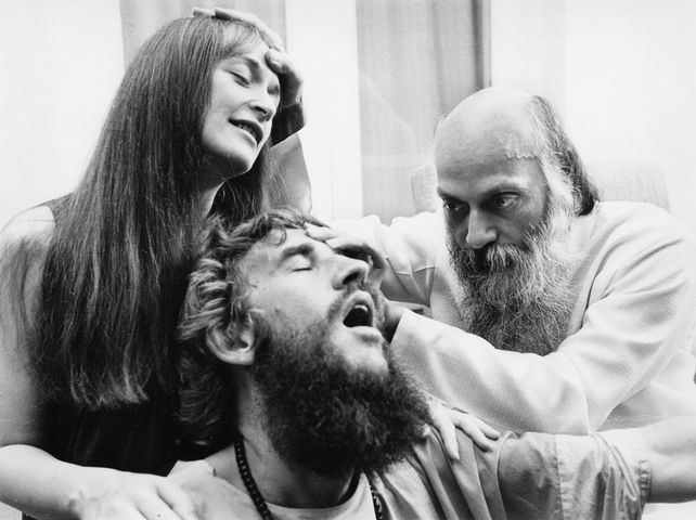 Se cumplen 32 años de la muerte de Osho, el gurú más controvertido de la historia