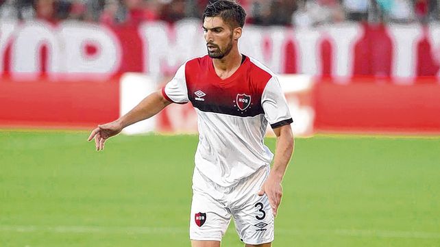 Breve paso. Evangelista estuvo apenas seis meses en la Lepra. Arrancó como titular y terminó relegado en el banco de suplentes.