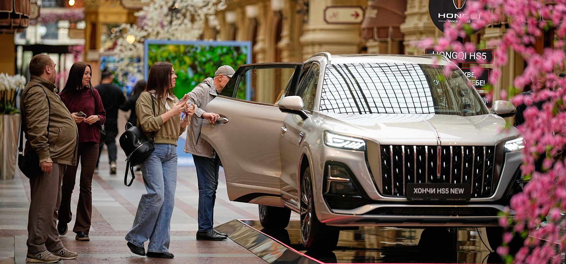 Visitantes observan una nueva camioneta china Hongqi HS5 en exhibición dentro de los grandes almacenes GUM, cerca de la Plaza Roja en Moscú, Rusia, el martes 20 de mayo de 2025. (Foto AP/Alexander Zemlianichenko) Visitantes observan una nueva camioneta china Hongqi HS5 en exhibición dentro de los grandes almacenes GUM, cerca de la Plaza Roja en Moscú, Rusia, el martes 20 de mayo de 2025. (Foto AP/Alexander Zemlianichenko)