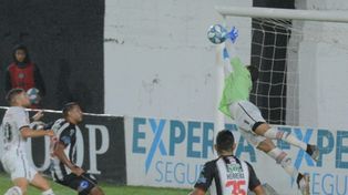 Por los aires. Aguerre se estira para sacar el cabezazo de Nani que dio en Fontanini.