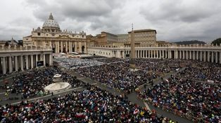 Francisco proclamó santos a Juan Pablo II y Juan XXIII ante un millón de fieles