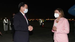 La legisladora representante demócrata es recibida en el aeropuerto de Taipei por el canciller taiwanés. Joseph Wu.