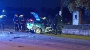 El VW Gol se salió de la cinta asfáltica y su conductor perdió la vida en el acto.
