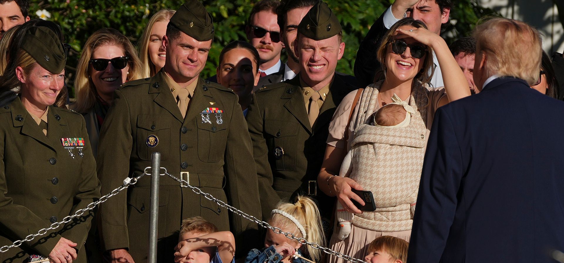 Miembros de las fuerzas armadas y sus familias observan mientras son recibidos por el presidente Donald Trump en el jardín sur de la Casa Blanca, el jueves 22 de octubre de 2026, en Washington. (Foto AP/Julia Demaree Nikhinson) Miembros de las fuerzas armadas y sus familias observan mientras son recibidos por el presidente Donald Trump en el jardín sur de la Casa Blanca, el jueves 22 de octubre de 2026, en Washington. (Foto AP/Julia Demaree Nikhinson)