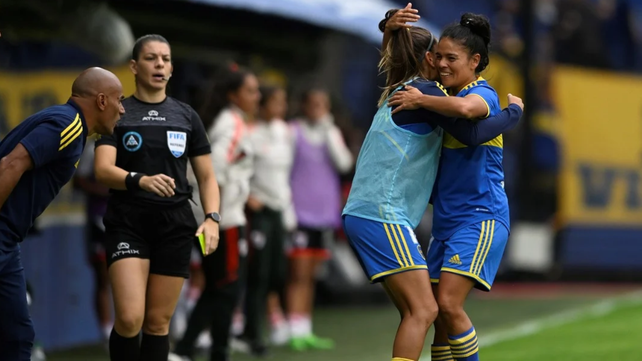 Jorge Martínez celebra junto a sus Jugadoras de Boca en la victoria ante River por el Superclásico femenino.&nbsp;