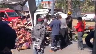 Personal de Bomberos rescata al conductor del utilitario siniestrado en la zona de Rondeau y Pago Largo.&nbsp;