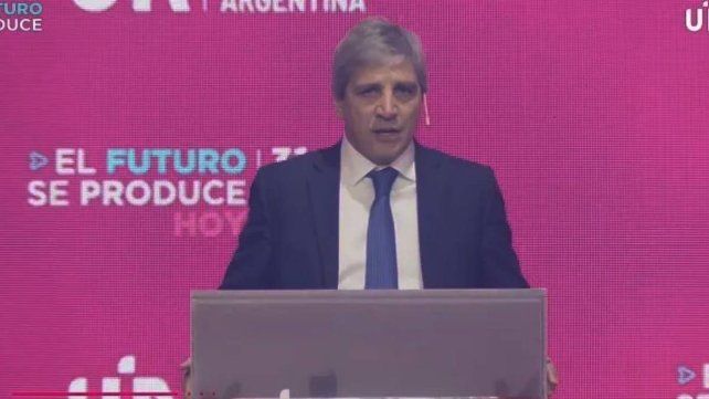 Caputo defendió el esquema de bandas cambiarias y descartó una flotación libre por la volatilidad política