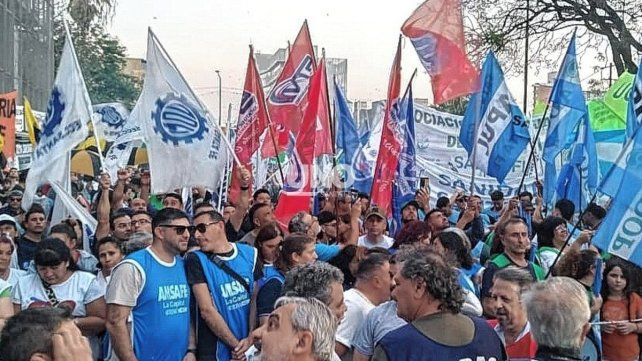 Masiva marcha y manifestación en la ciudad de Santa Fe contra la Ley Bases