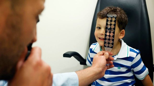 Crecen los casos de miopía en niños y los especialistas advierten que es una pandemia