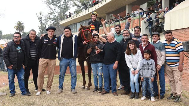 Todo el plantel del Haras Bernagi posa con New Girl tras imponerse en la 3ra carrera. Yegua conducida por la jocketa Graciela Calderón y cuidada por Julio Conti.