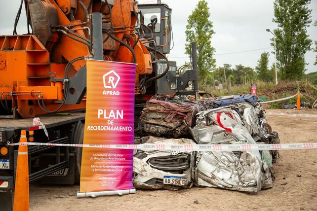Compactan en Oliveros motos y autos de corralones y comisarías de 12 distritos